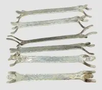 6x designové odkladače na nože, stříbro testováno, tepaný dekor, celkem 44,9 g, d. 10 cm