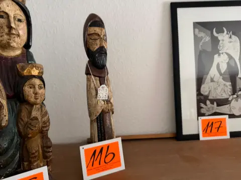 Figure en bois / saint avec croix - figure sacrée sculptée