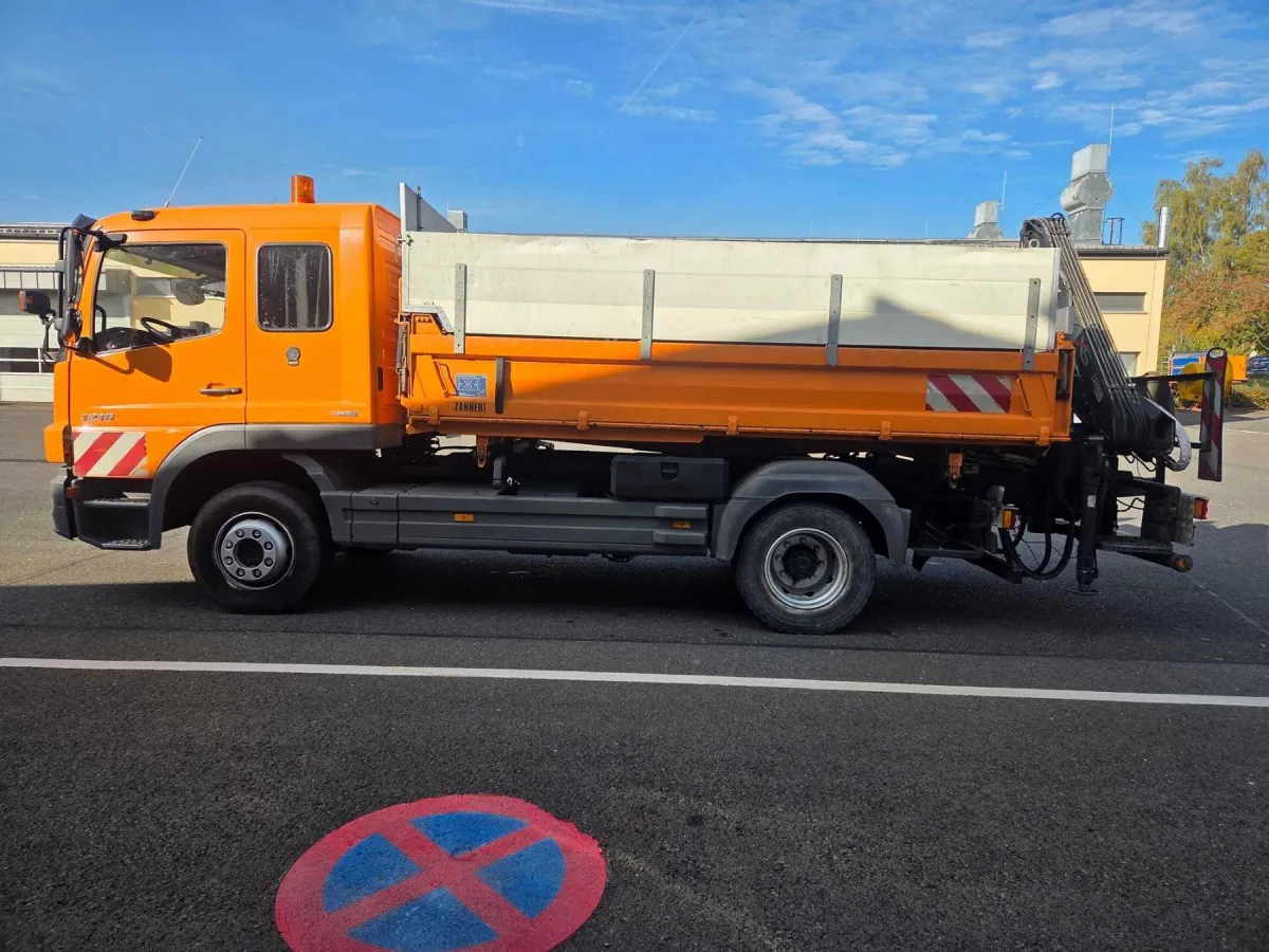 1 辆 Mercedes Benz Atego 自卸卡车 型号 970.05，带装载起重机和 Kinshofer 抓具