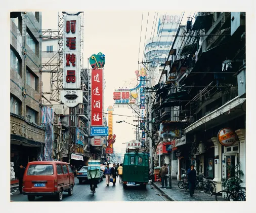 Thomas Struth，黄河路（美食街）。上海 1997