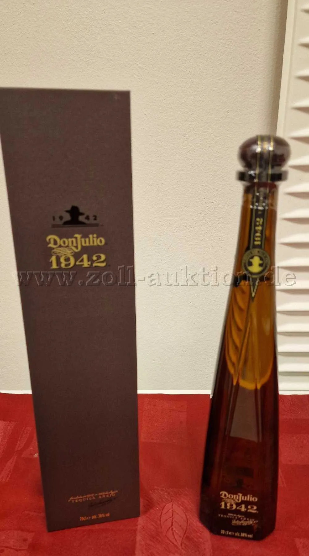 1瓶龙舌兰酒 DonJulio 1942，700毫升，38% vol. 酒精