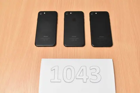 1 Apple iPhone 7 أسود 32 غيغابايت