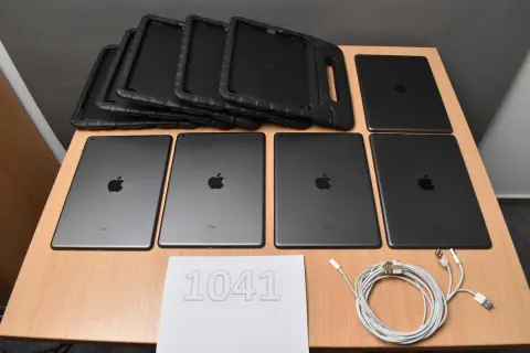 5 Apple iPad الجيل الثامن A2270 32 غيغابايت – 10.2" (25.91 سم)