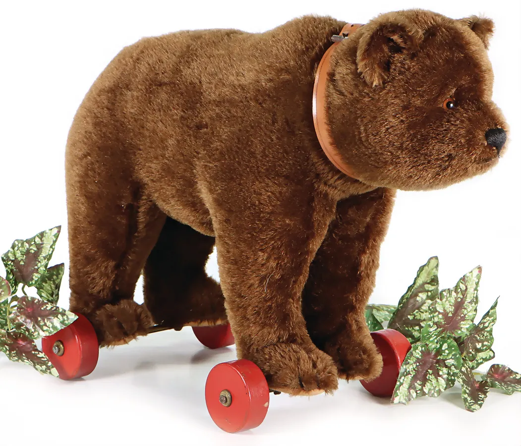 Steiff – ours brun sur 4 roues en bois rouges