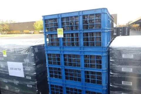 Palé de cajas de rejilla con contenido