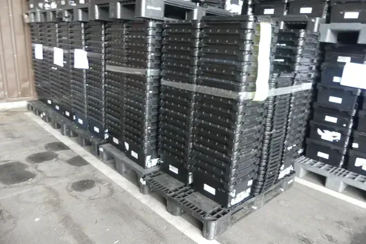 2 palés de contenedores de almacenamiento