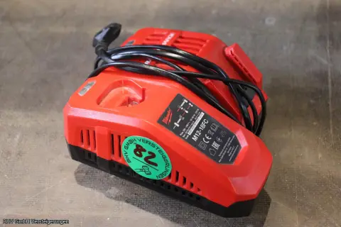 Milwaukee M12-18FC şarj cihazı