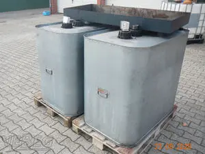 2 darab tároló- és ártalmatlanítótartály Schütz 700 l olajtároláshoz