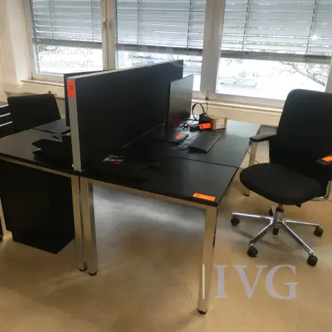 Kaksinkertainen toimistotyöpiste