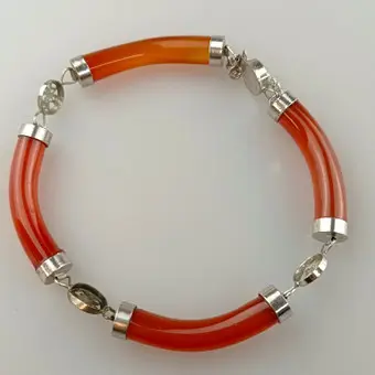 KARNEOLARMBAND - Gliederband mit 4 polierten, gebogten Karneolelementen.
