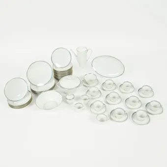ZEH, SCHERZER & CO. 咖啡和餐具套装，装饰 'Finlanda Blauband 790'，瓷器，1960年代，德国。(59)。
