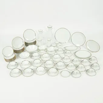 RAYMOND LOEWY. Rosenthal，咖啡和餐具套装，装饰 'Form 2000 Gala Blau'，瓷器，1960/70年代，德国。(103)。