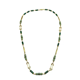 Chaîne à maillons ornée d'éléments en jade et fermoir à vis.