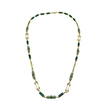 Chaîne à maillons ornée d'éléments en jade et fermoir à vis.