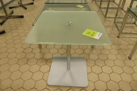 边桌