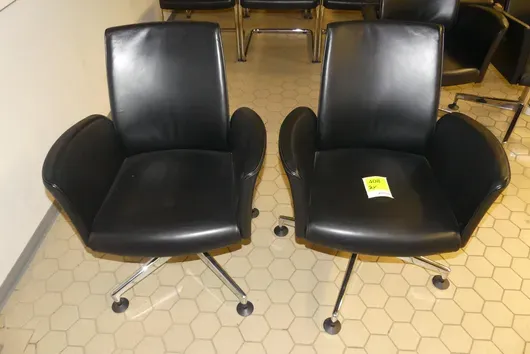 2x Kusch + Co armstoelen met onderstel, draaibaar, zwart