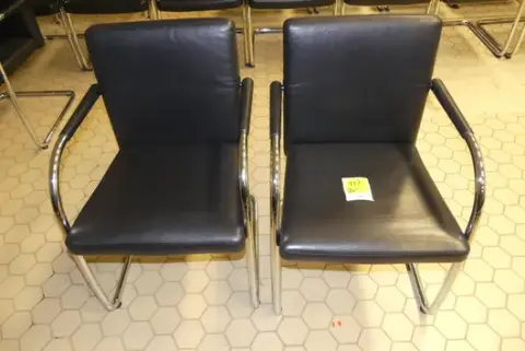 2x Vitra. - كرسي كابولي، أسود