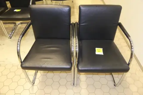 2 قطعة Vitra. - كراسي كابولي، سوداء