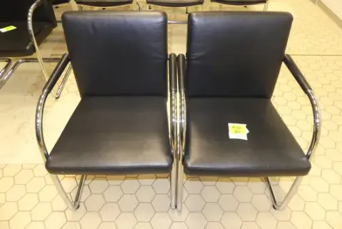 2 قطعة Vitra. - كراسي كابولي، سوداء