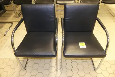 2 قطعة Vitra. - كراسي كابولي، سوداء