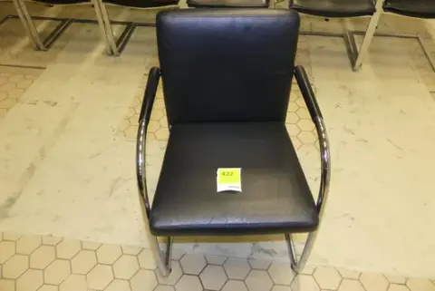 Vitra. - كرسي كابولي، أسود