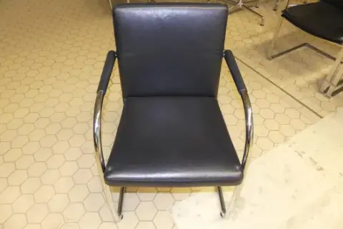 Vitra. - كرسي كابولي، أسود