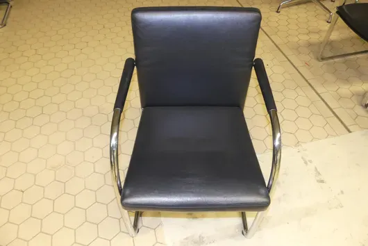 Vitra. - Cantileverstol, svart