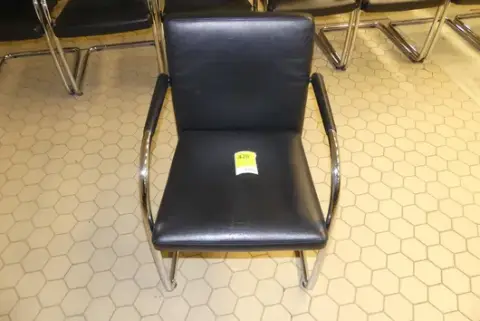 Vitra. - كرسي كابولي، أسود