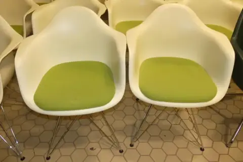 2x Vitra. - Käsinojatuoli istuintyynyllä