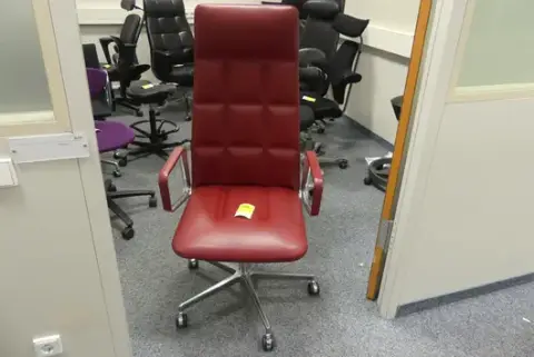 Walter Knoll - Kiertyvä tuoli, nahka, punainen