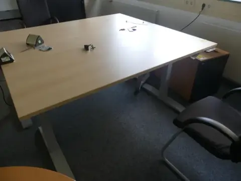 Sähköisesti korkeussäädettävä työpöytä