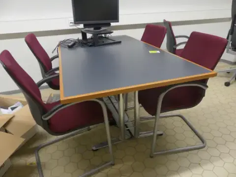 Bord med 5 frittstående stoler