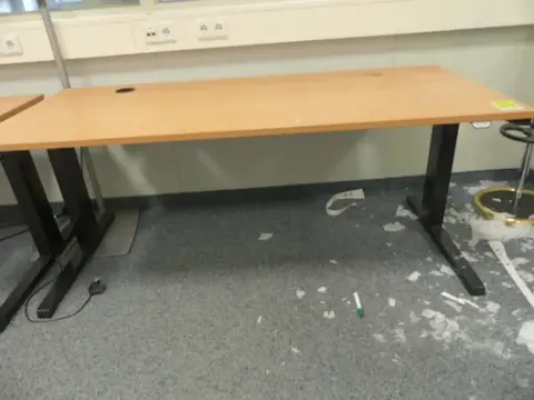 Steelcase - Elektrisk høydejusterbart skrivebord