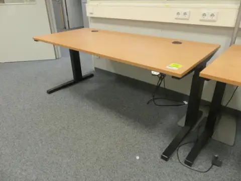 Steelcase - Elektrisk høydejusterbart skrivebord