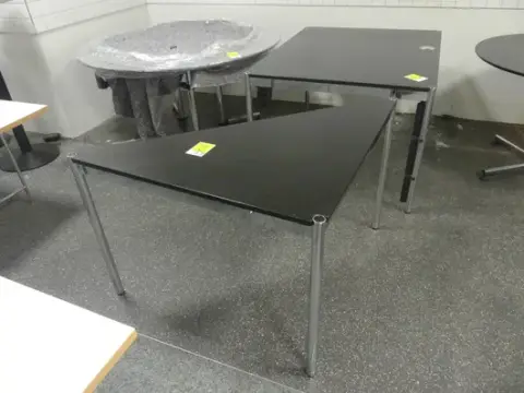 USM Haller - Trekantet bord, krom/svart