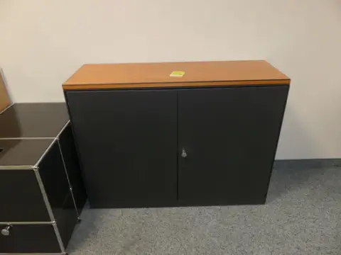Vitra. - sivupöytä