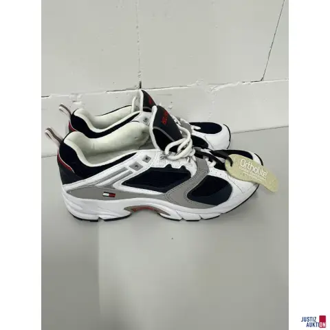 V50/26 Tommy Hilfiger kengät koko 42