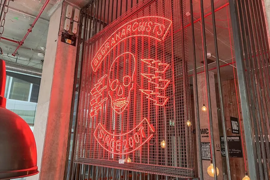Світлова реклама "BEER ANARCHISTS SINCE 2007"