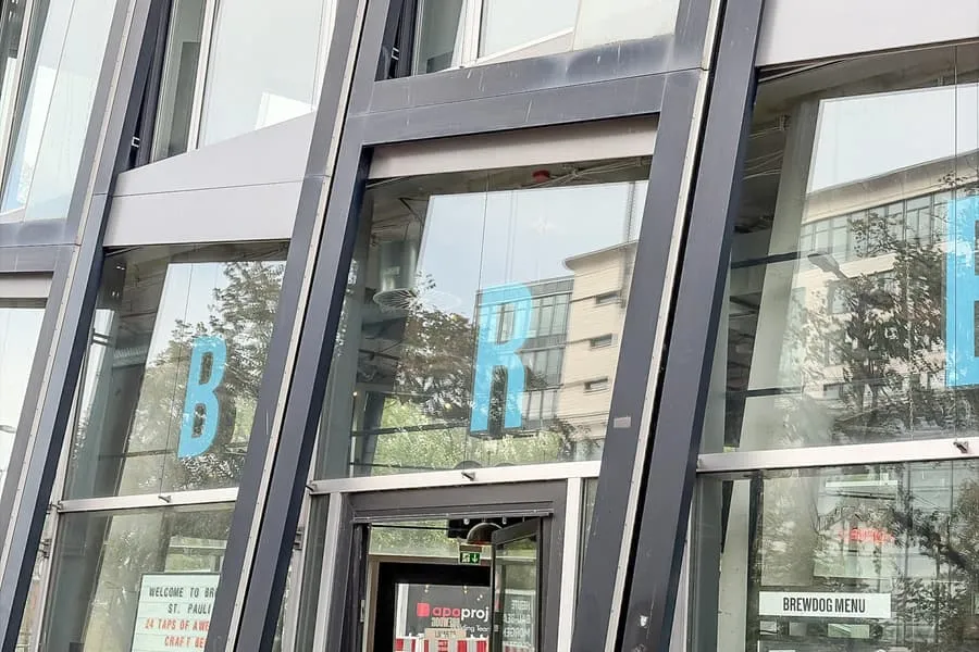 Напис "BREWDOG"