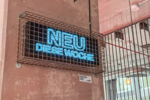 Insegna luminosa "NEU DIESE WOCHE"