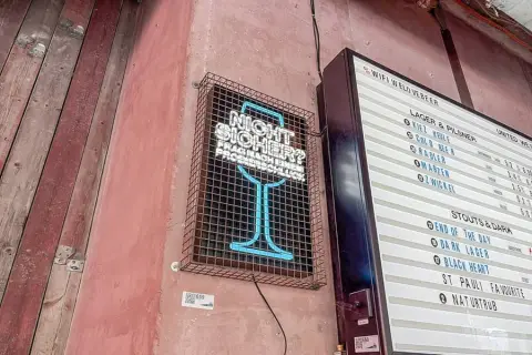 Insegna luminosa "NON SEI SICURO? CHIEDI UN ASSAGGIO"