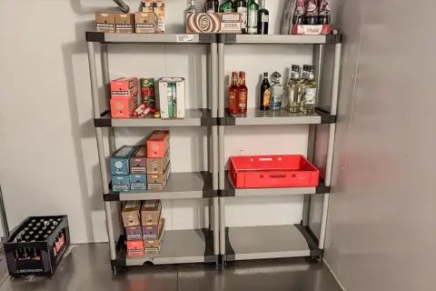 2 пластикові стелажі