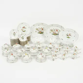 HEREND. Servicio de mesa para 12 personas, decoración 'Rothschild Vögel', porcelana, siglo XX, Hungría. (82).