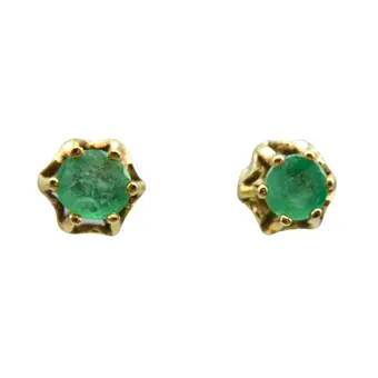 Pendientes de presión con esmeralda en engaste de seis garras de color oro amarillo.