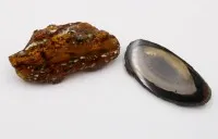 2 buc. broșe diverse, agat și chihlimbar, aprox. L 6 cm