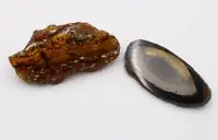 2 buc. broșe diverse, agat și chihlimbar, aprox. L 6 cm