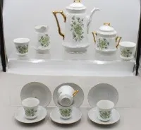 约1900年六人份咖啡具，花卉装饰，金饰磨损，壶高26厘米，杯高8厘米