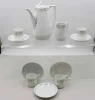 新艺术风格剩余餐具，绿色藤蔓装饰，壶，奶壶，及4只带托碟的杯子，壶高24厘米，杯高7厘米