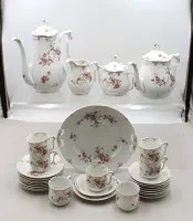 约1900年剩余餐具，无标记，花卉装饰，咖啡壶，茶壶，蛋糕盘，奶和糖，7只杯子（1只有裂纹），9只托碟，9只蛋糕盘，壶高27厘米，杯高6.5厘米