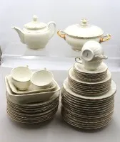 剩余餐具，Oscar Schaller & Co.，金边，带盖汤碗，咖啡壶，2只碗，6套完整餐具，11只深盘，15只平盘（2只有旧裂纹，部分颜色较浅且无标记）